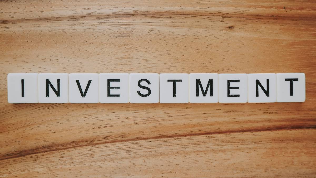 Bar chart comparing investment outcomes: starting at age 15 vs. age 25 with same monthly contribution, showing 2.3x more wealth for early starters by age 60
