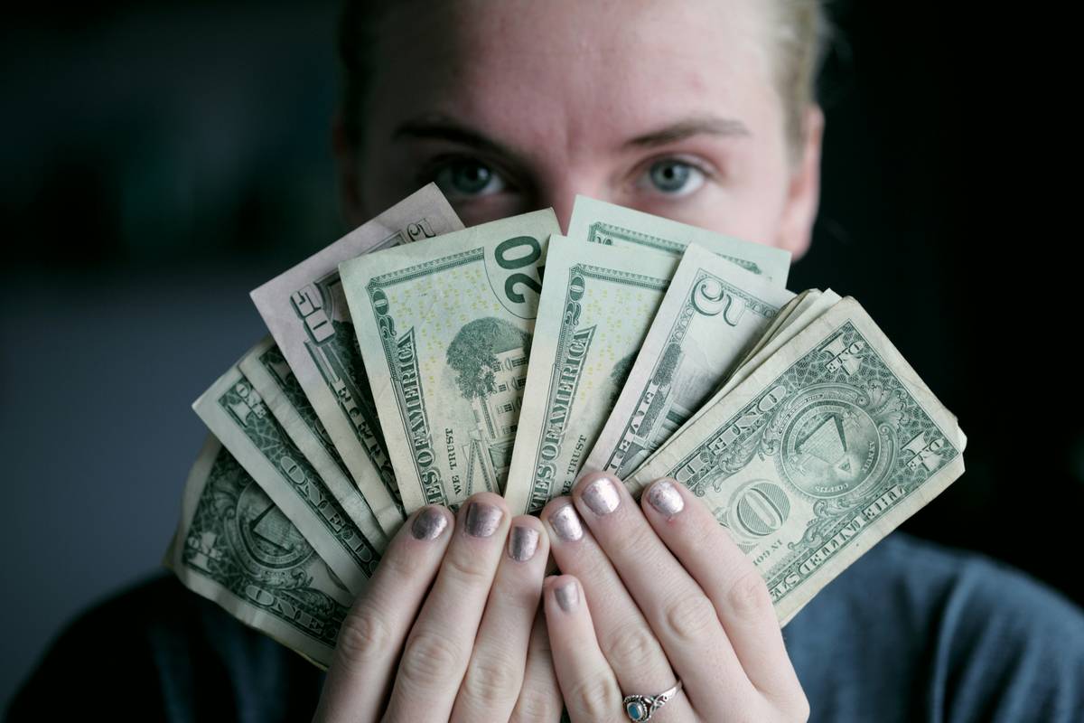 Bar chart showing 72% of teens with savings goals save consistently vs. 24% without goals