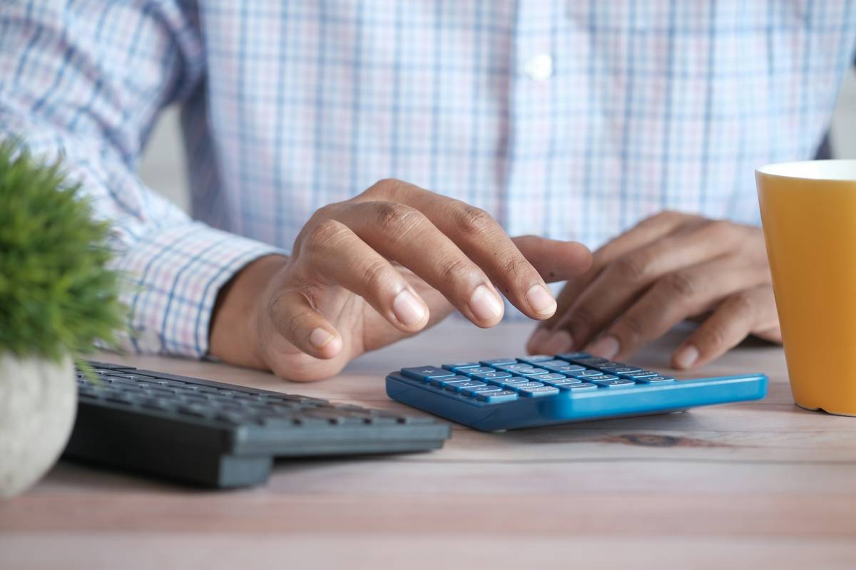 Comparison table of 5 youth savings accounts showing APY, min. balance, fees, and age limits from Capital One, Alliant, Ally, Navy Federal, and local credit unions