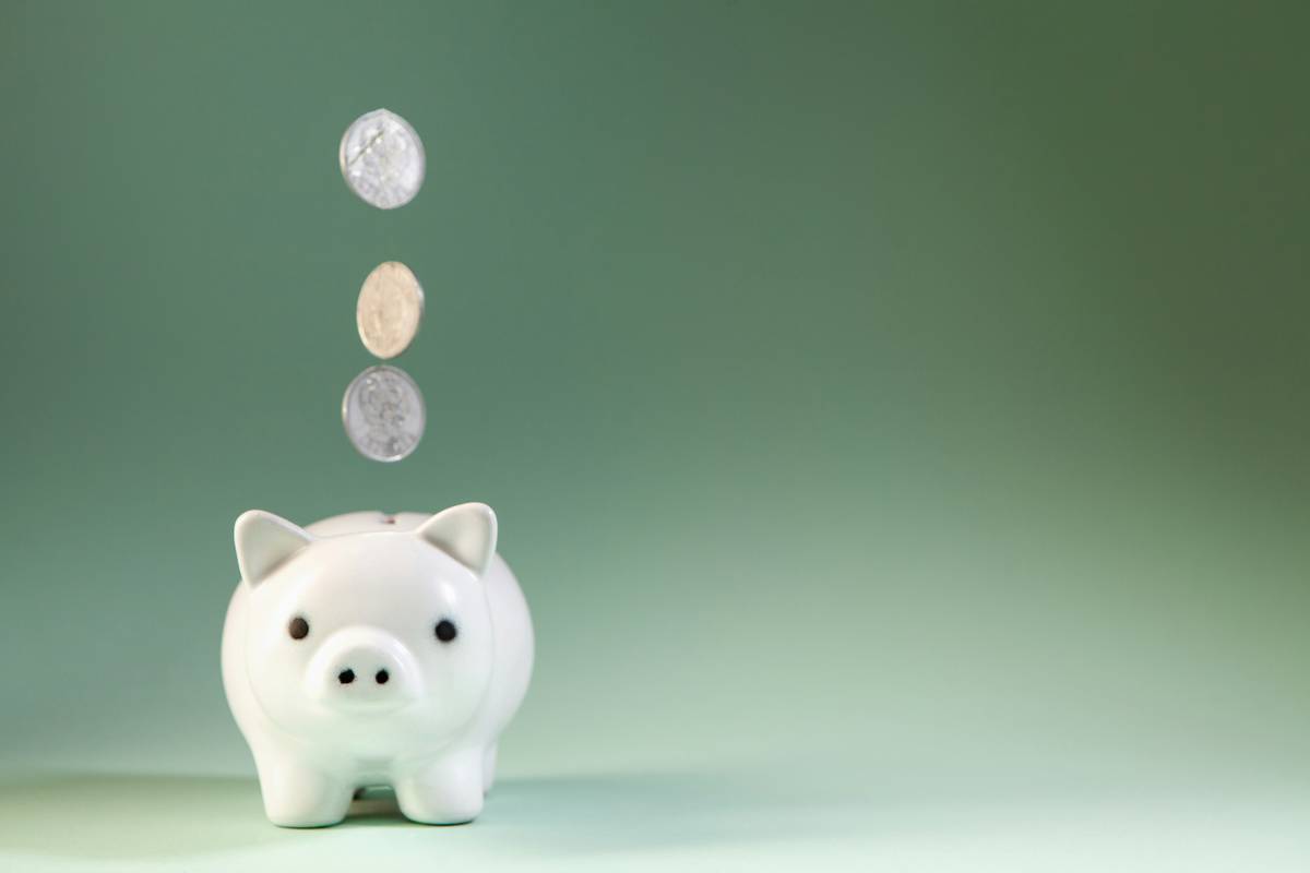 Line graph showing Smith children's combined savings growing from $0 to $864 over 12 months