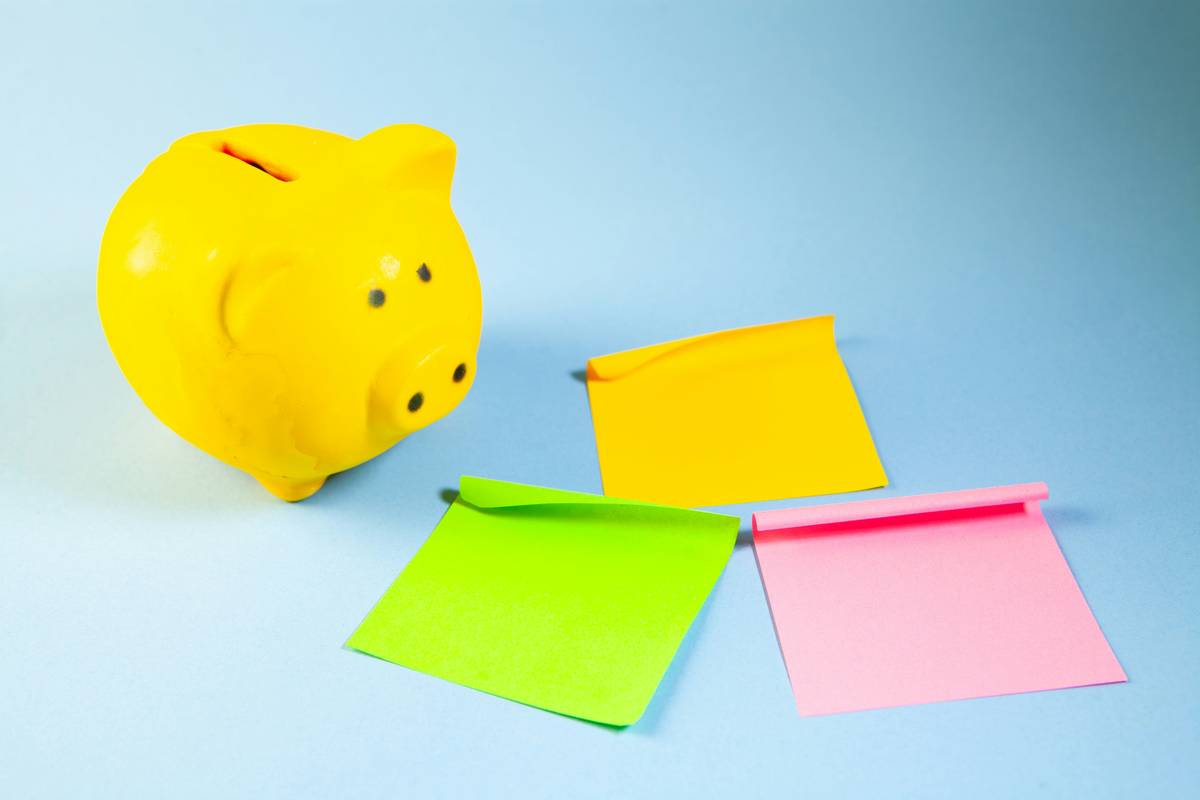 Bar chart showing teens with goal-linked savings accounts save 3x more consistently than those with generic accounts
